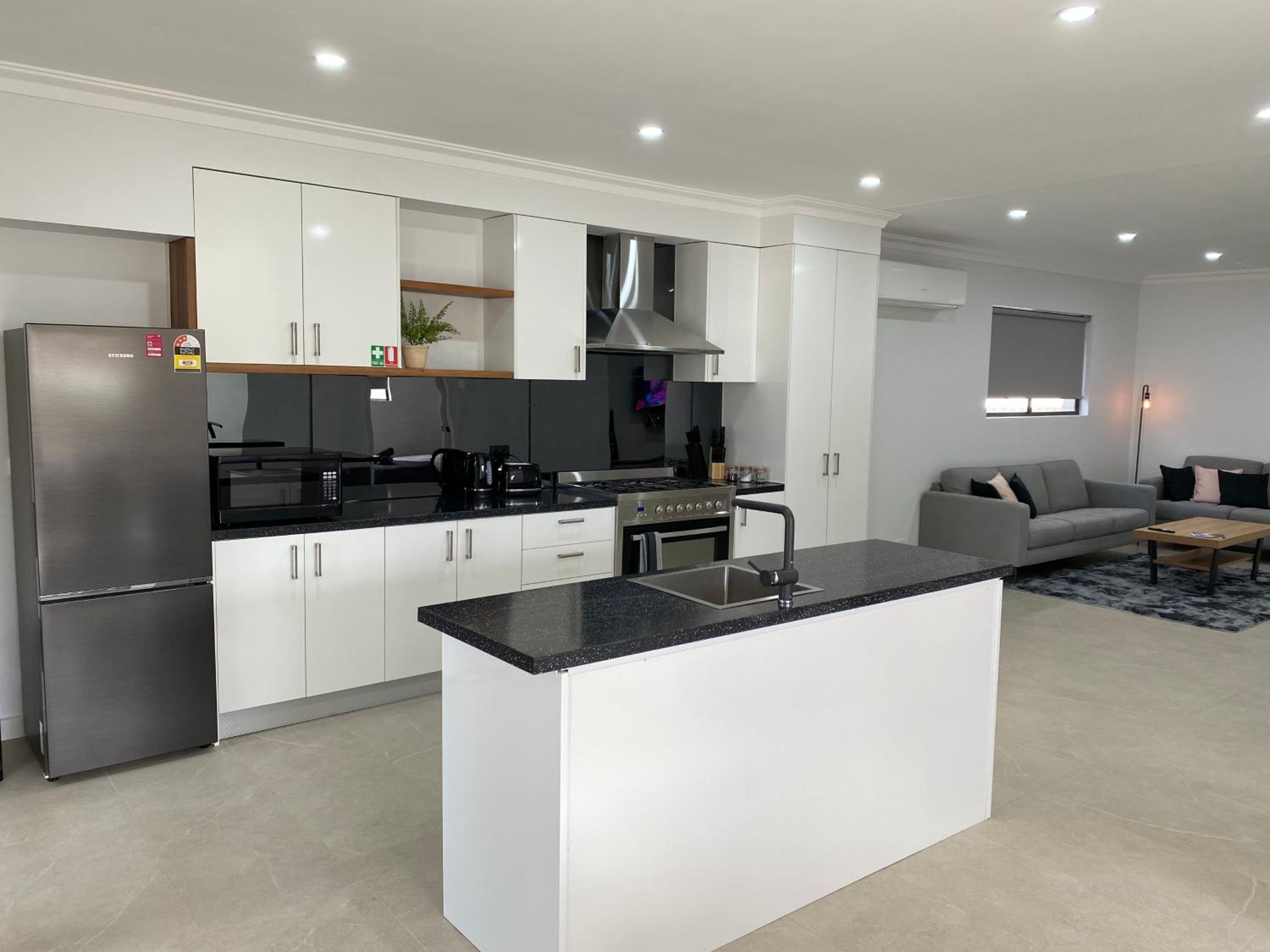 Lux Modern 4 Bedroom House Central CBD