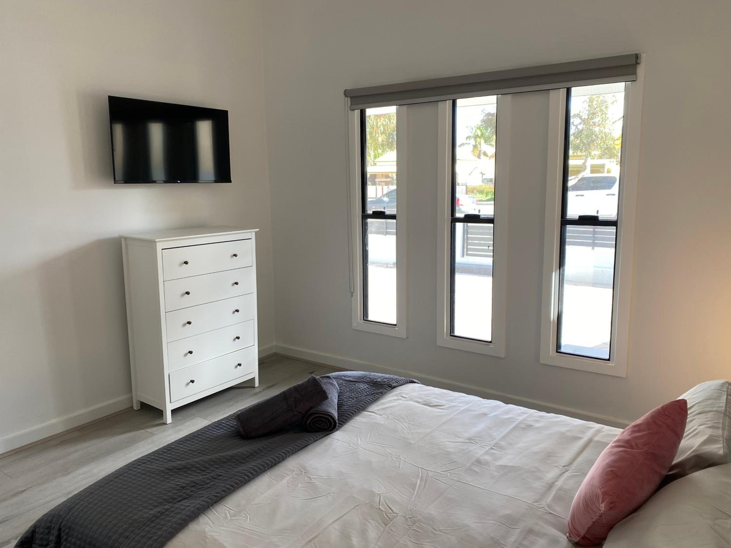 Lux Modern 4 Bedroom House Central CBD