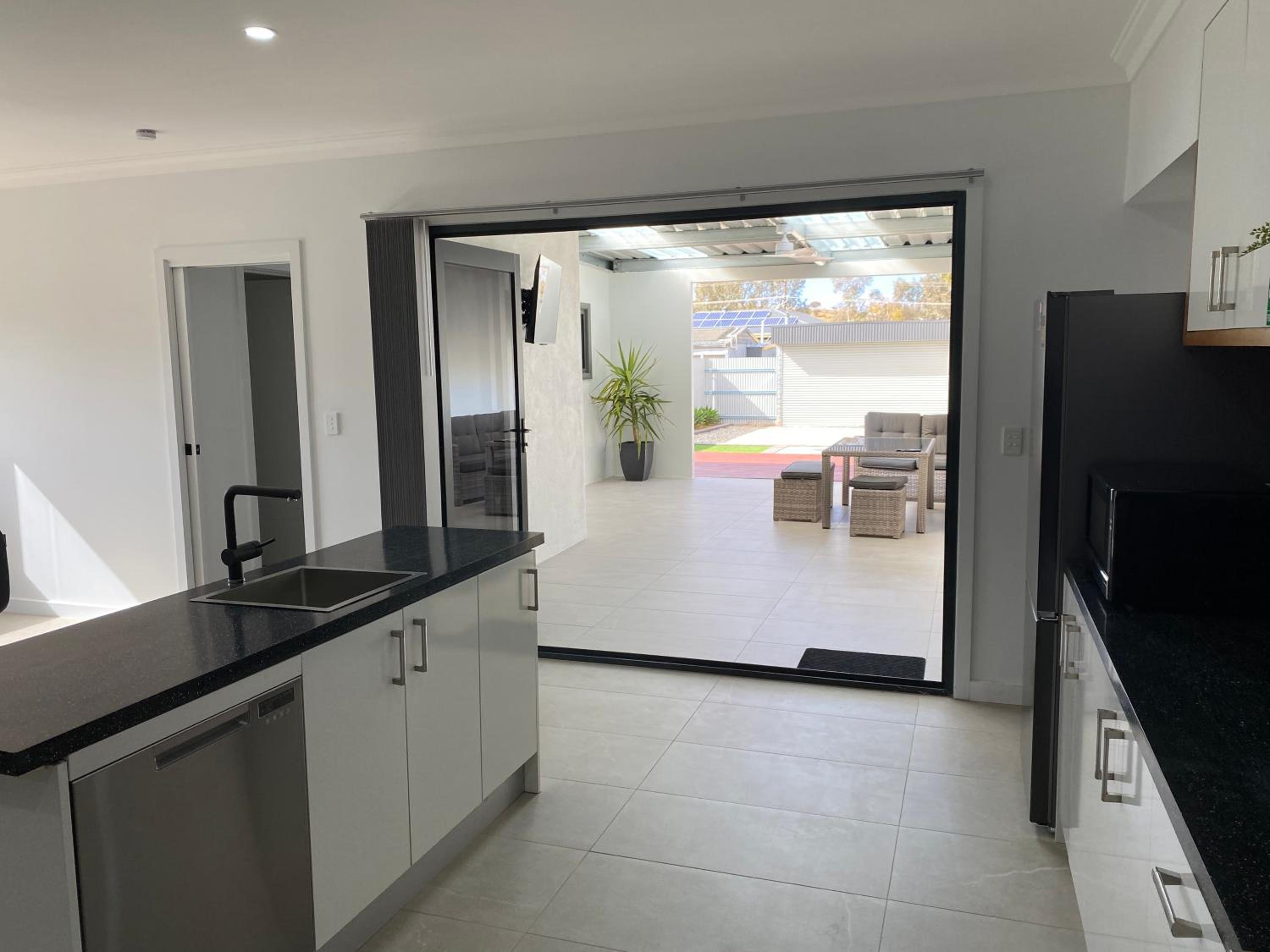 Lux Modern 4 Bedroom House Central CBD
