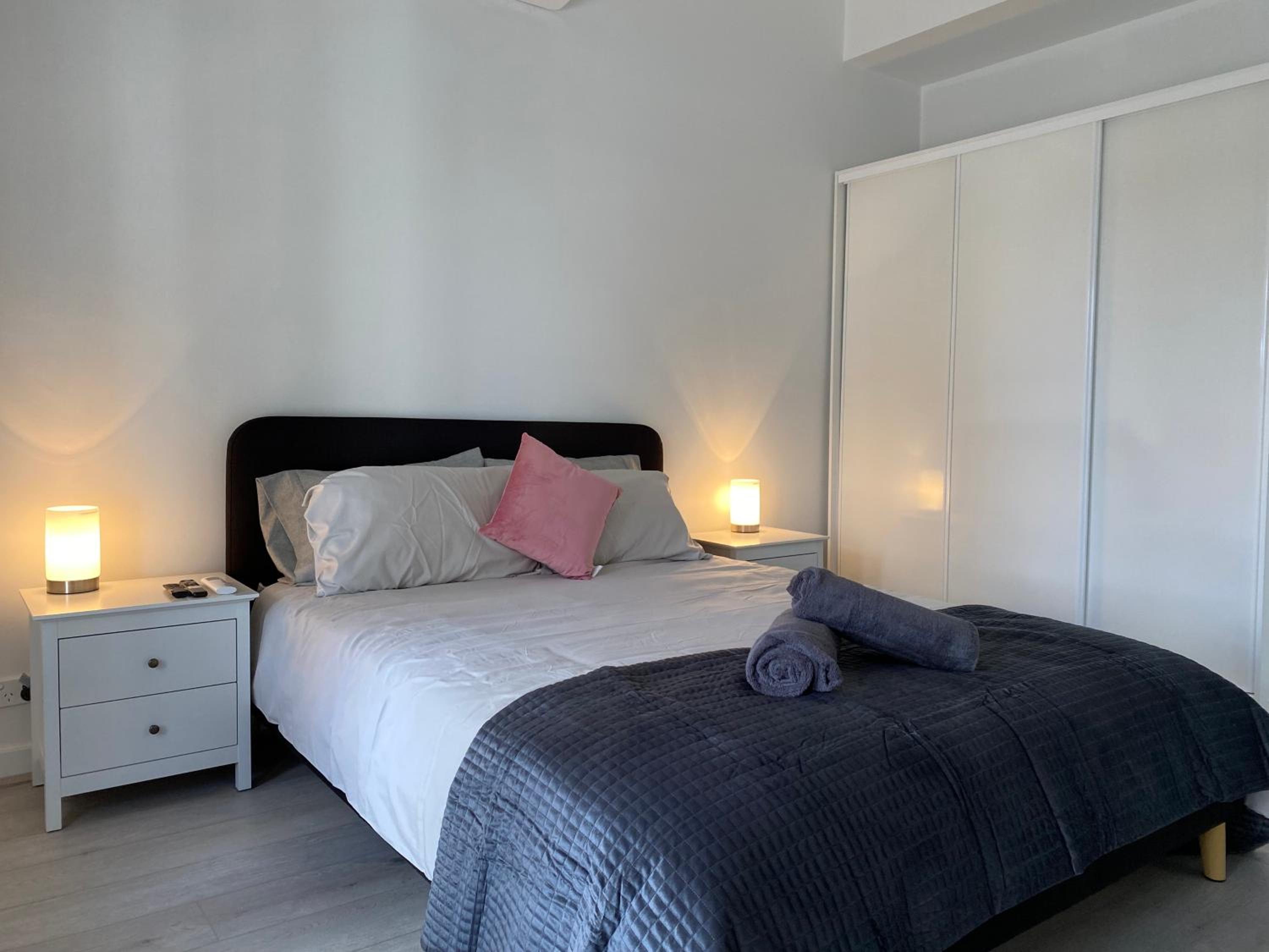 Lux Modern 4 Bedroom House Central CBD