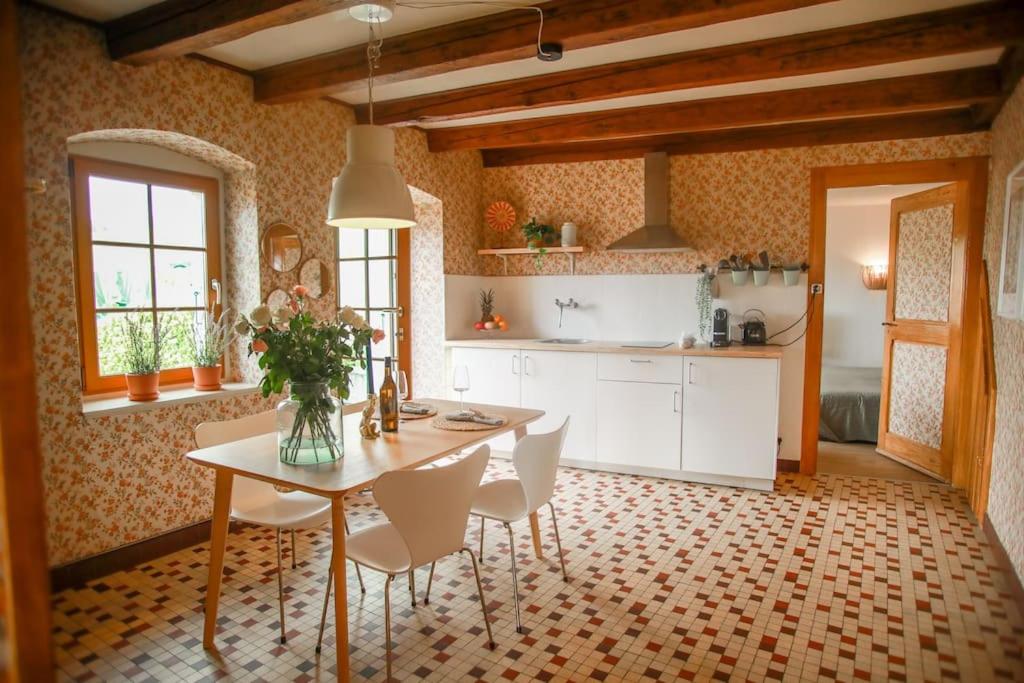 Charming Vinyard House - Lake Geneva