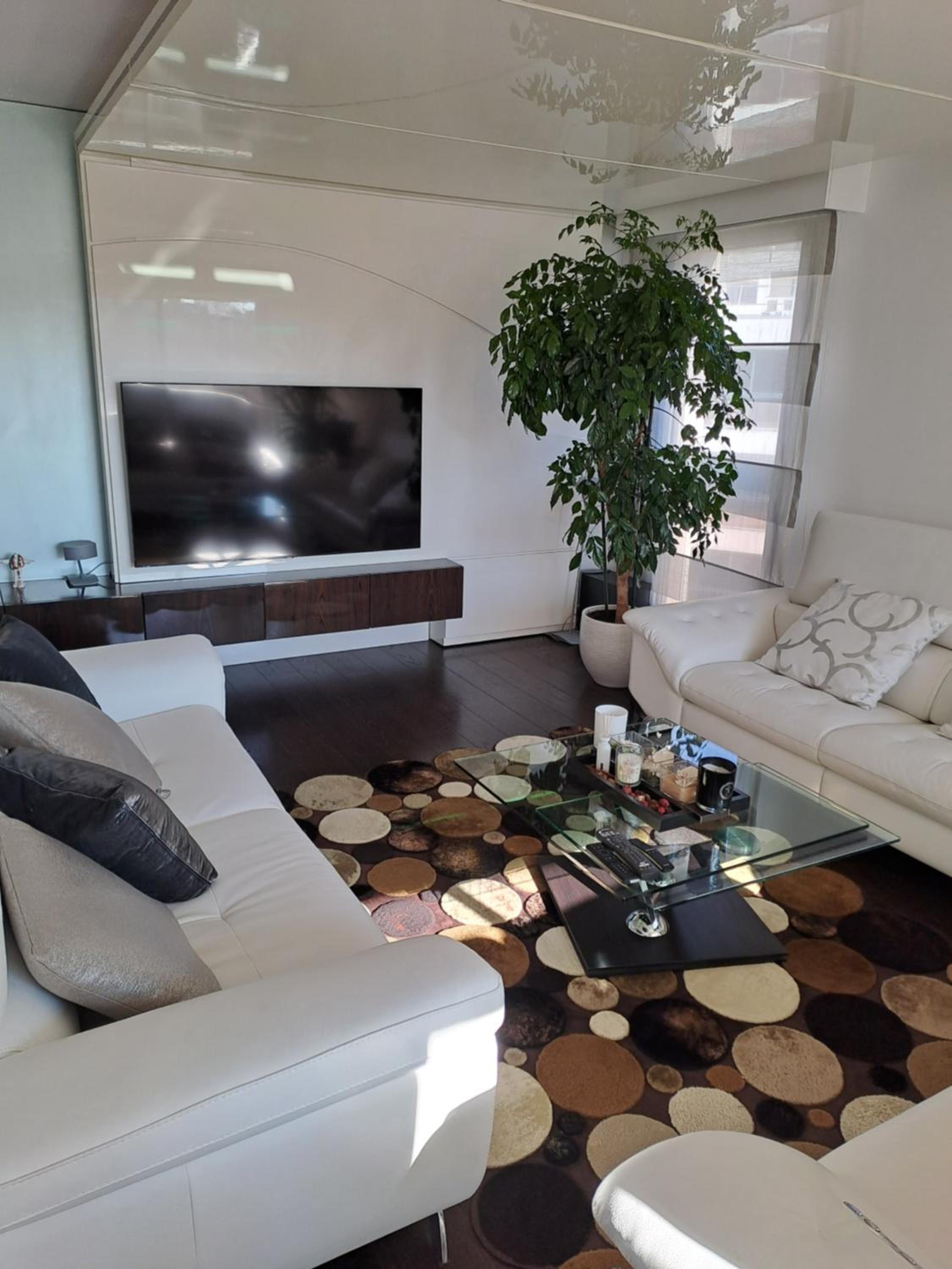 Parisian Sparkle Retreat, 150m from American Hospital