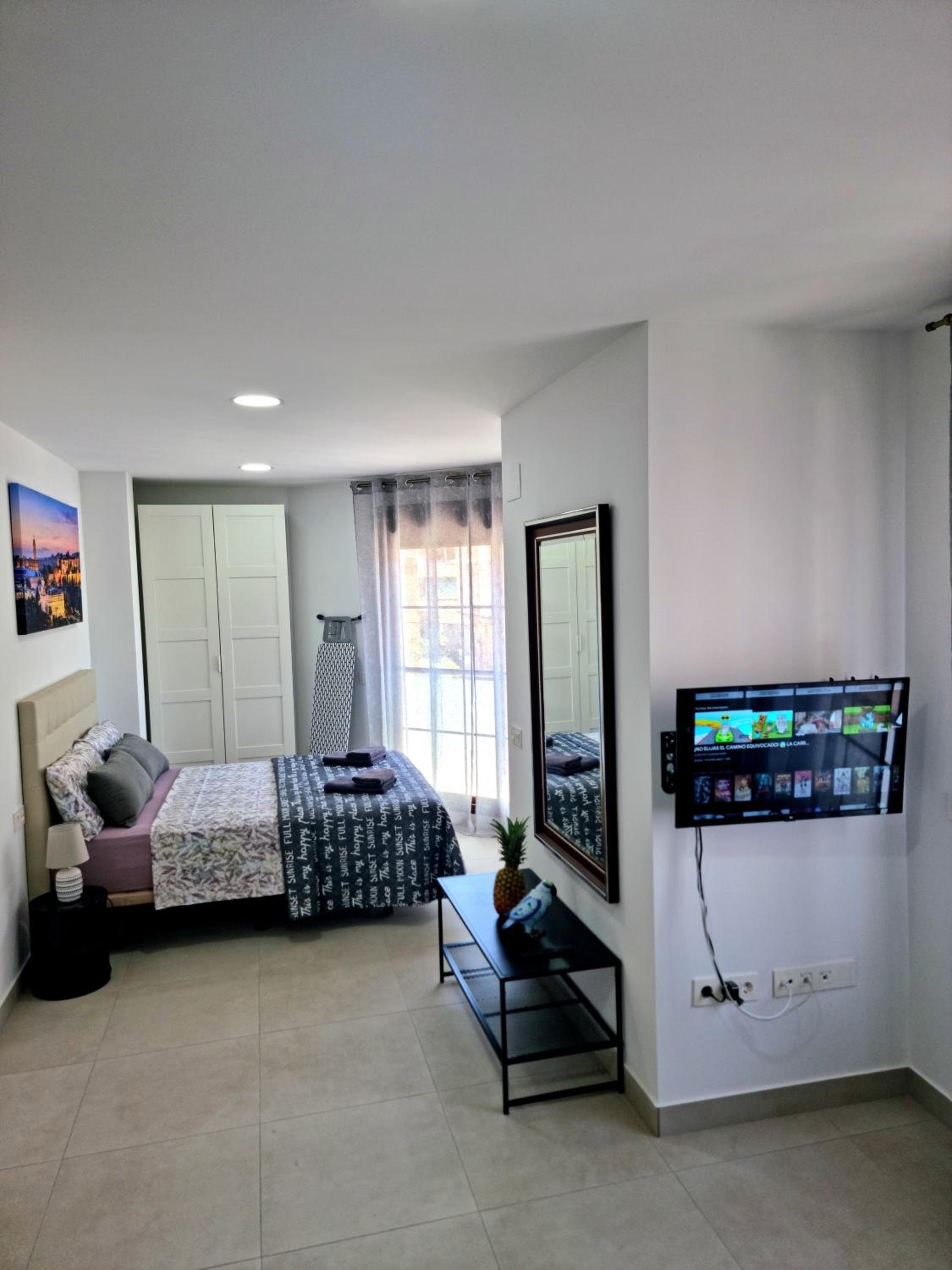 APARTAMENTOS ELEMAR free luggage storage