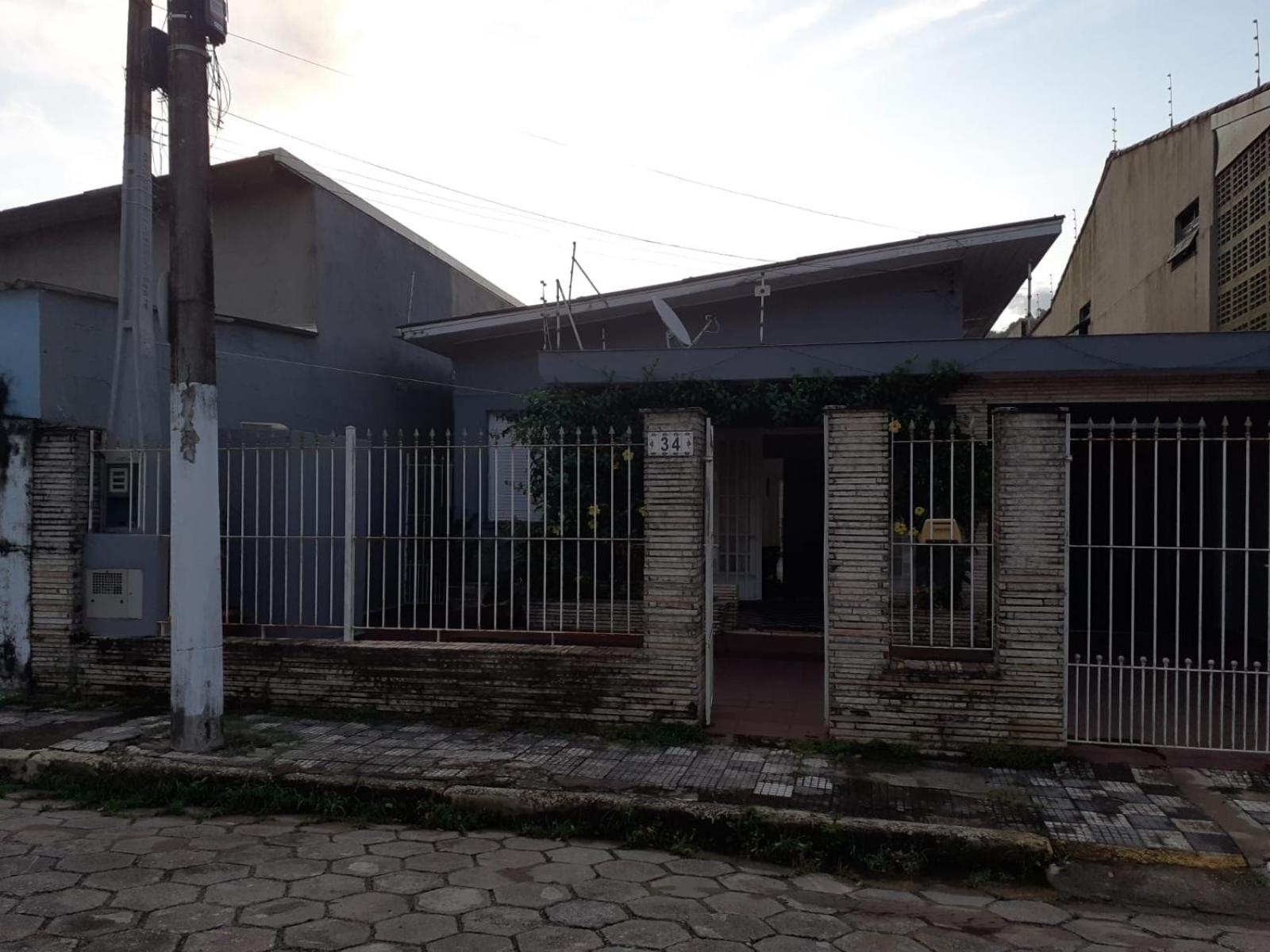 Casa com piscina, confortável e ótima localização