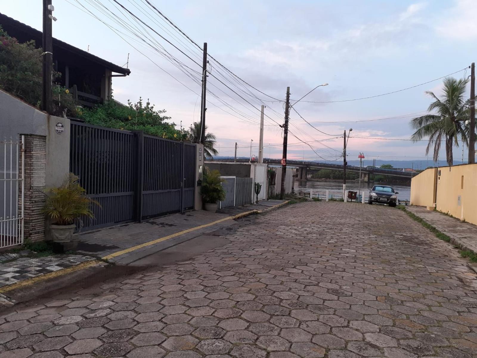 Casa com piscina, confortável e ótima localização