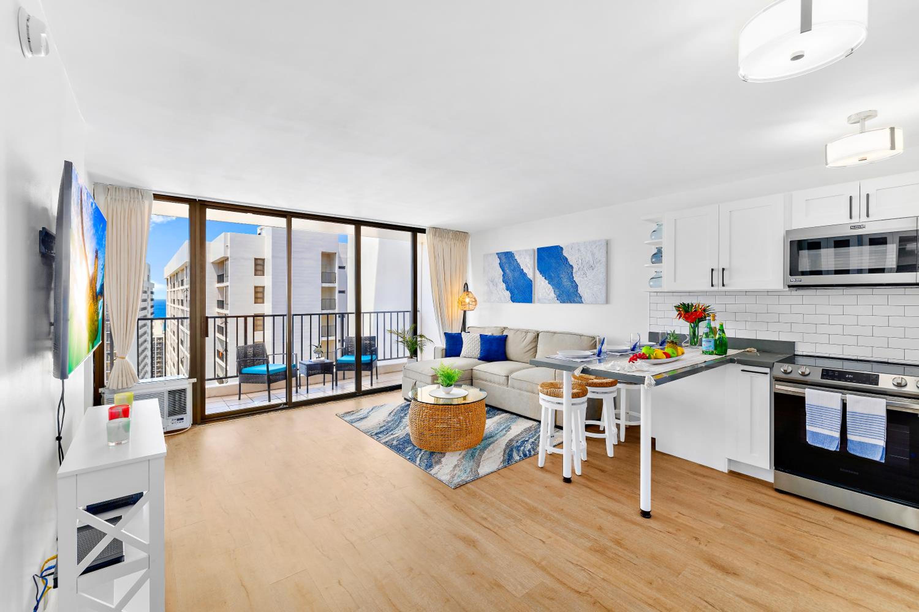 Oceanview condo with lanai & beach access: hotel room photo