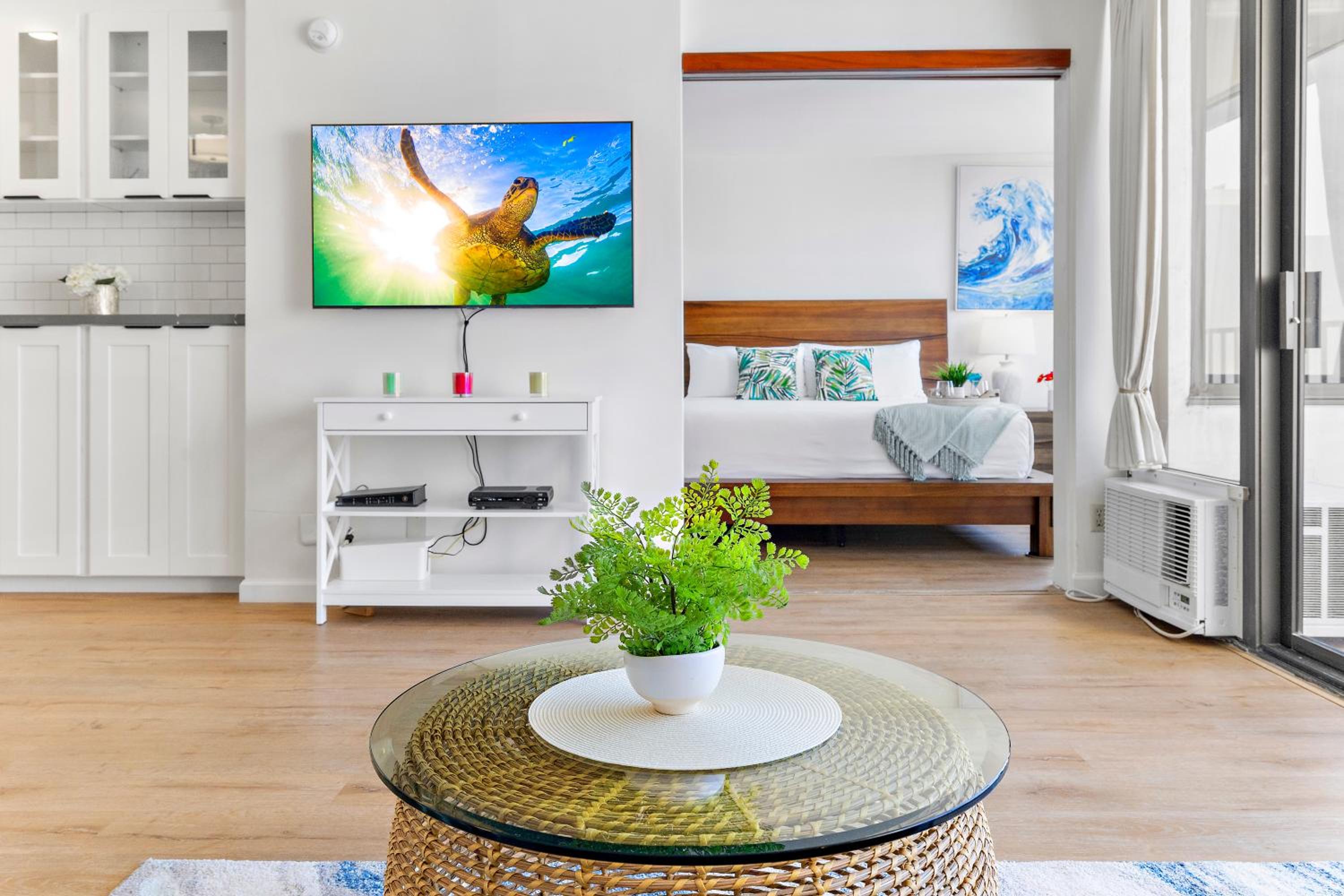 Oceanview condo with lanai & beach access: hotel room photo