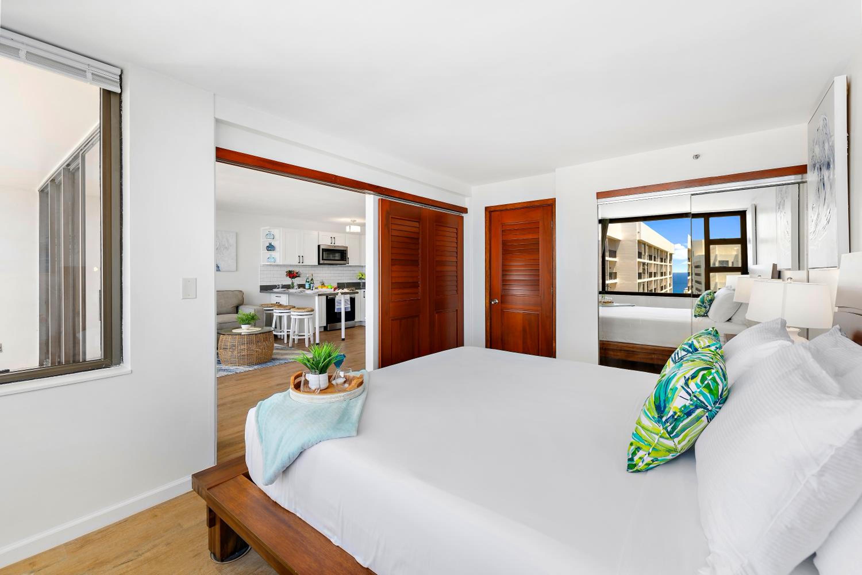 Oceanview condo with lanai & beach access: hotel room photo