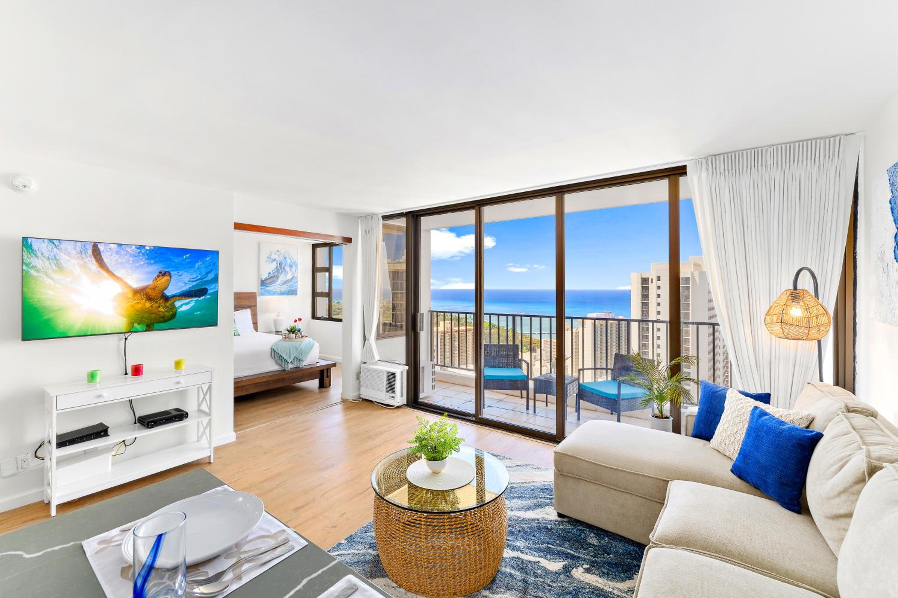 Oceanview condo with lanai & beach access: hotel room photo