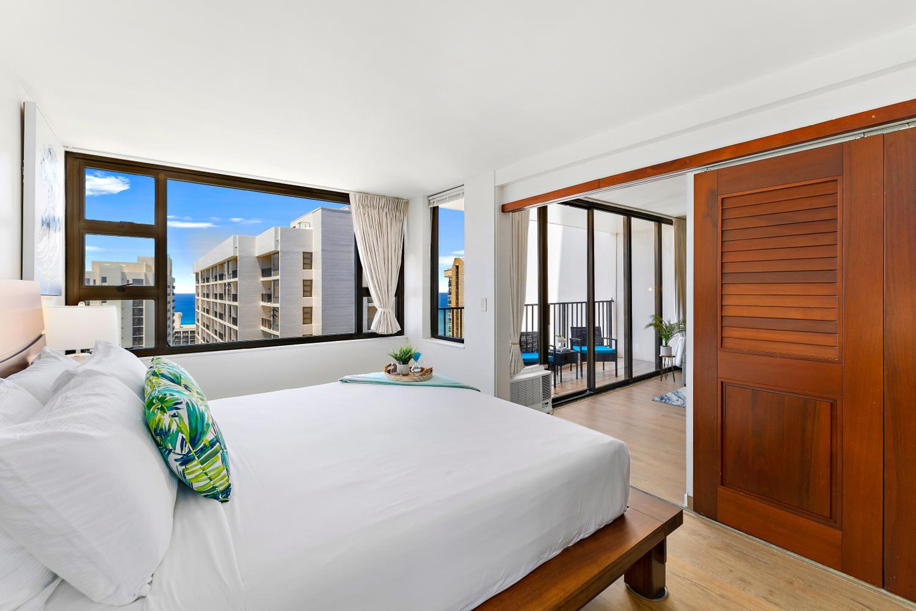 Oceanview condo with lanai & beach access: hotel room photo