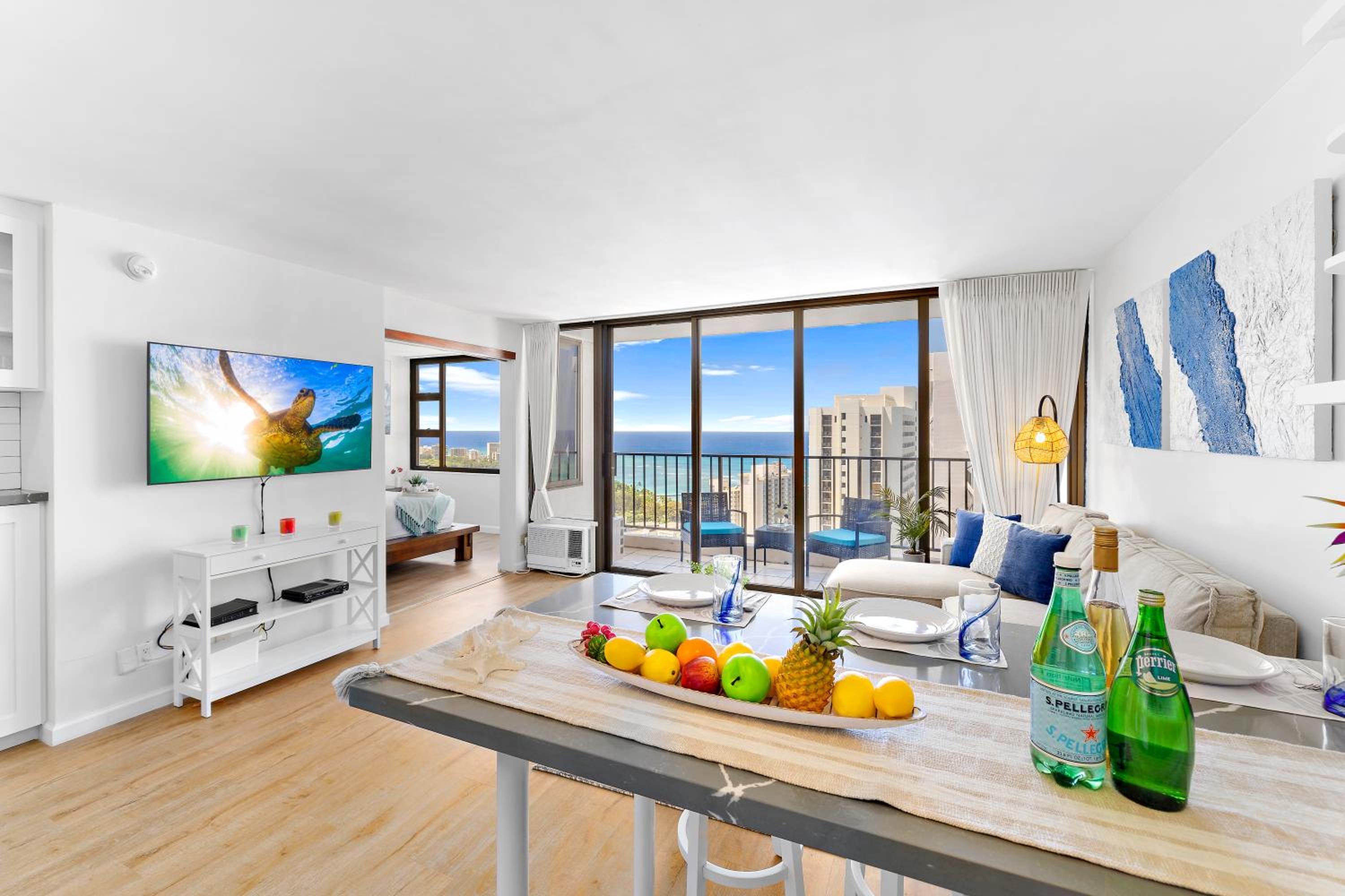 Oceanview condo with lanai & beach access: hotel room photo