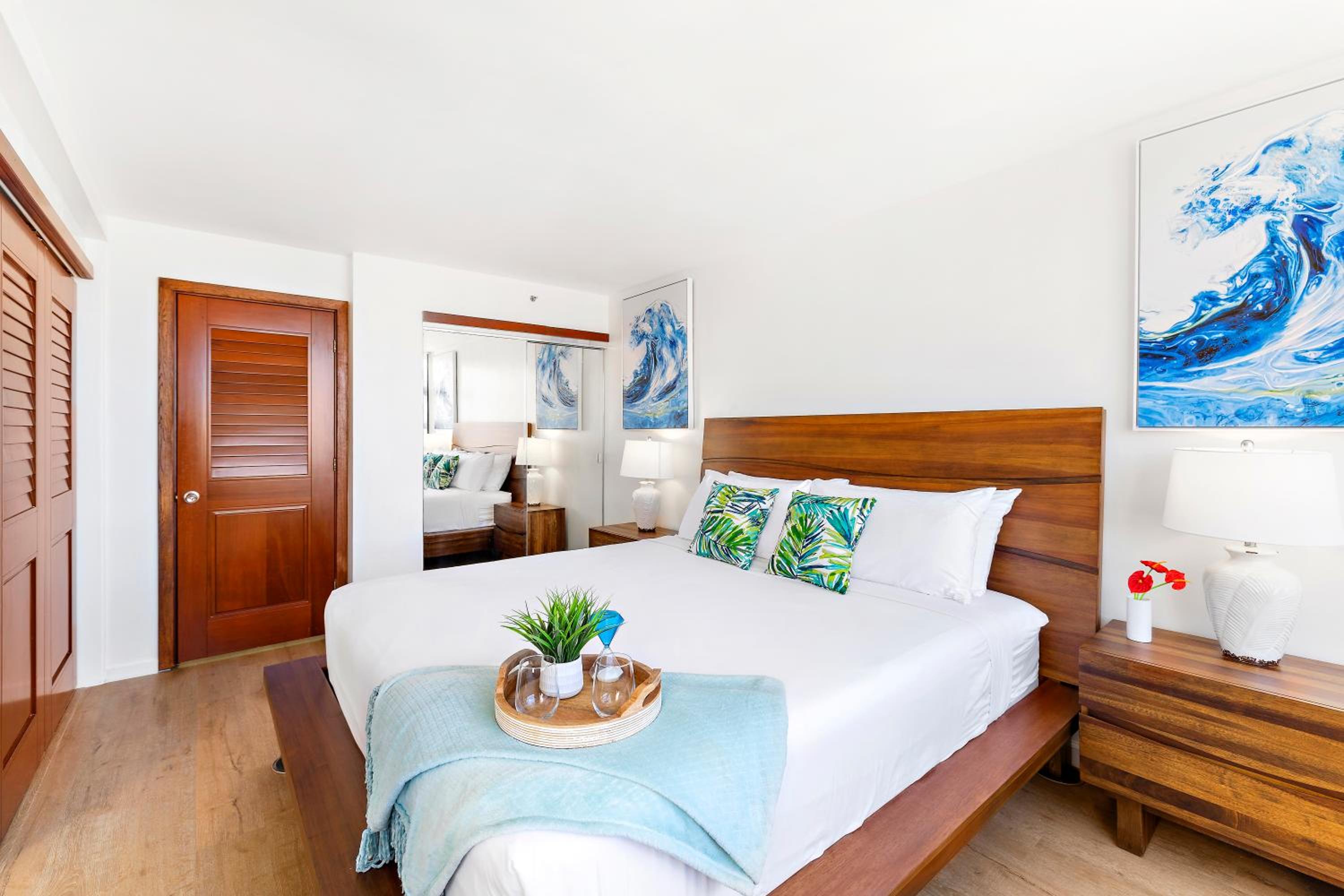 Oceanview condo with lanai & beach access: hotel room photo