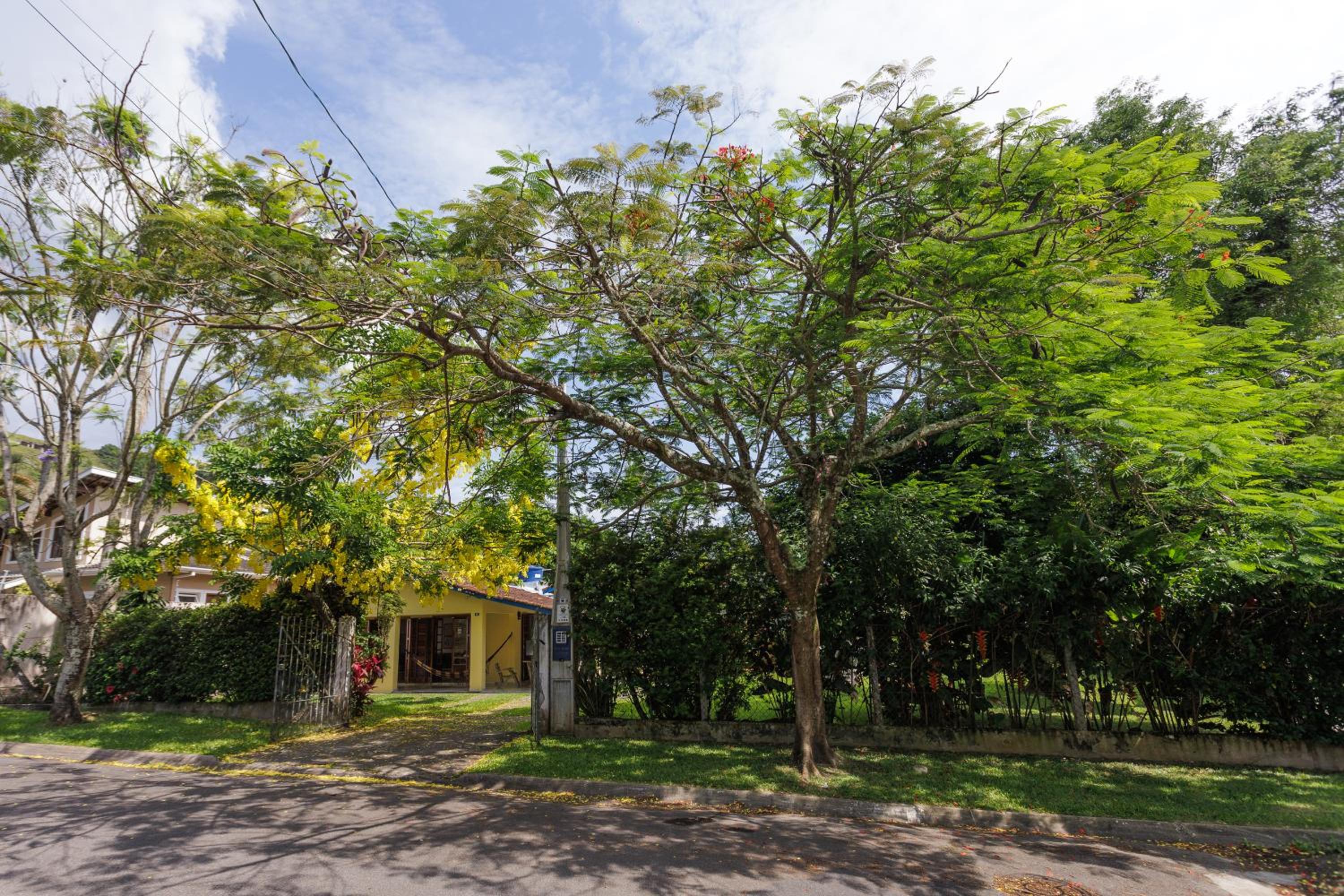 Natureza a 100m da Praia, 4 suítes, amplo jardim