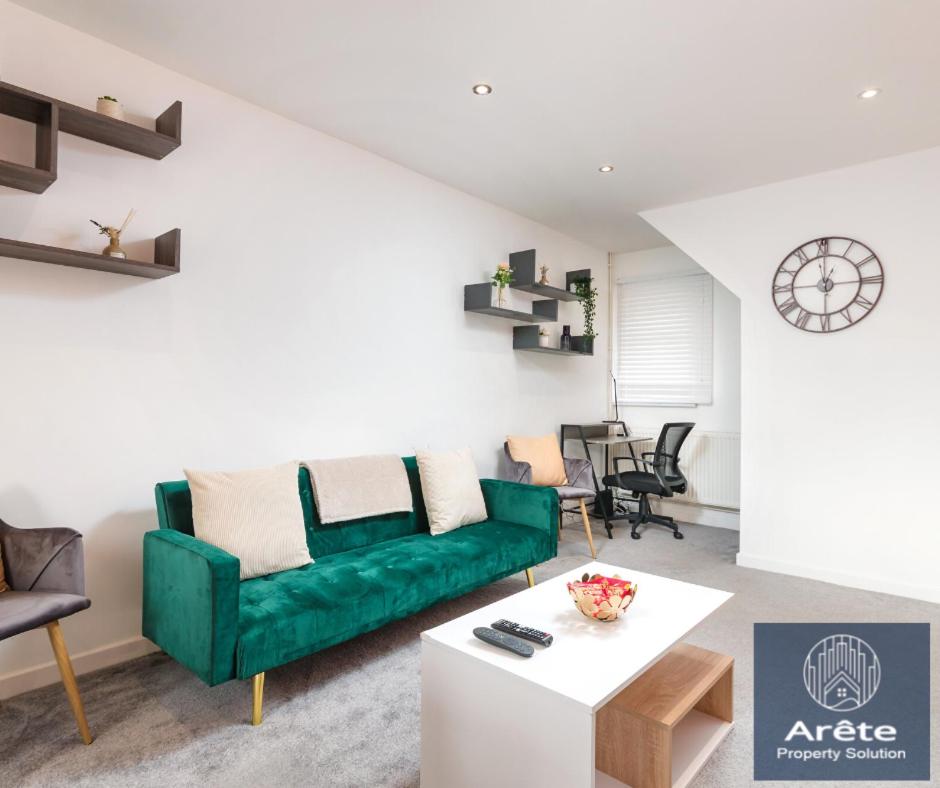 Relax in Comfort 3-Bed Retreat for Weekend or Longer Stays