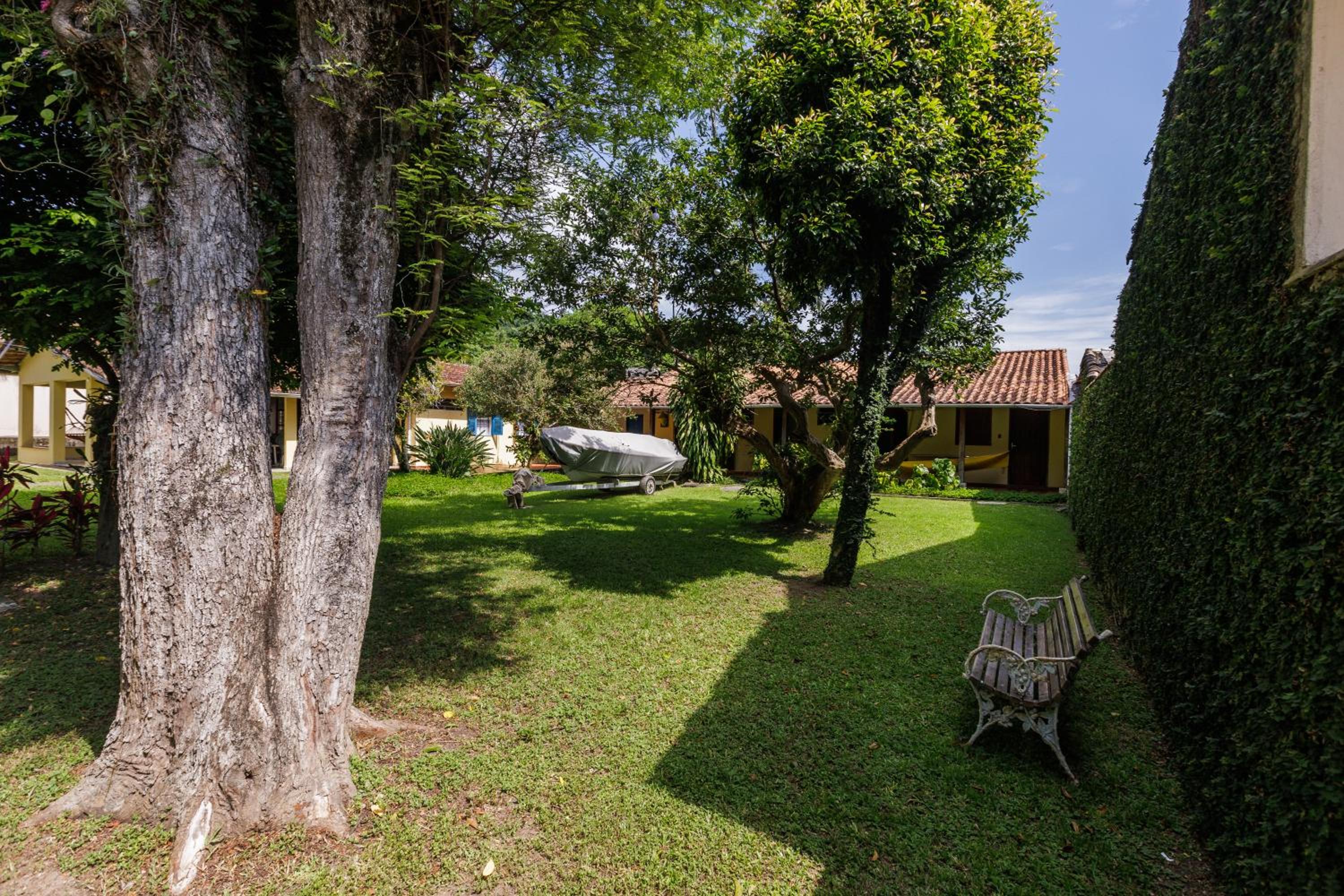 Natureza a 100m da Praia, 4 suítes, amplo jardim