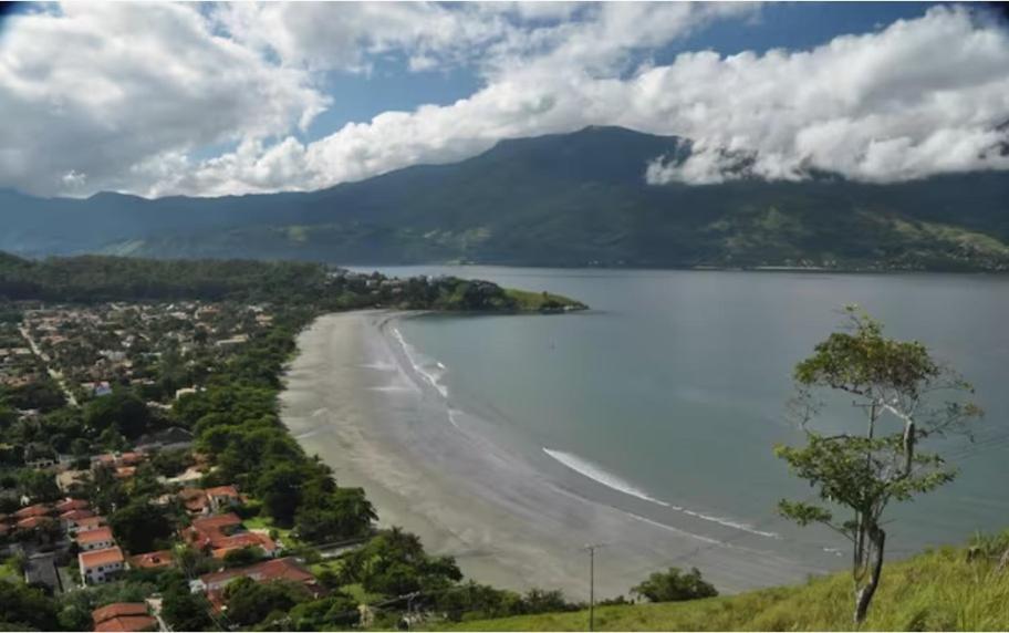 Natureza a 100m da Praia, 4 suítes, amplo jardim