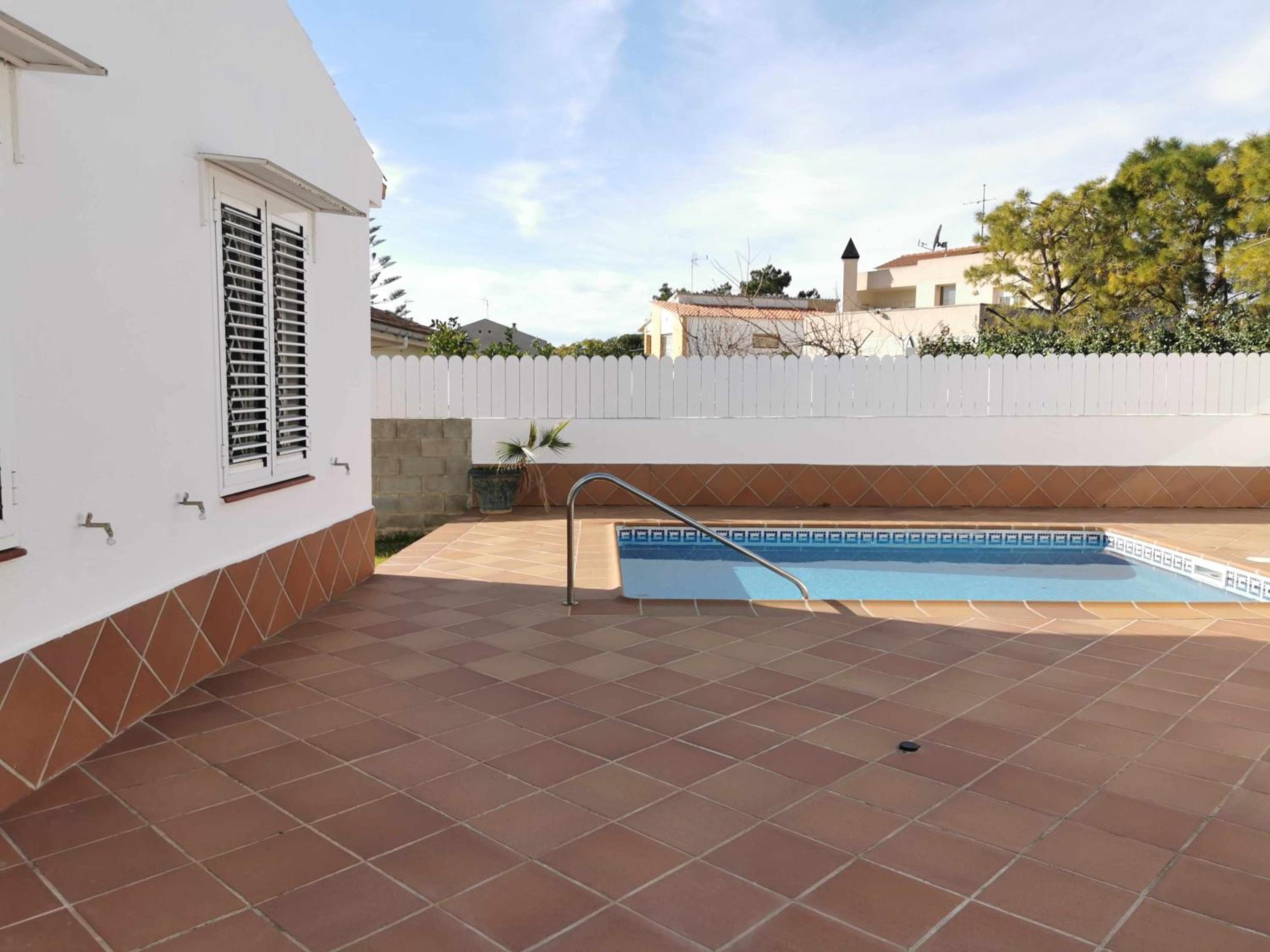Villa de una planta con piscina ideal familias