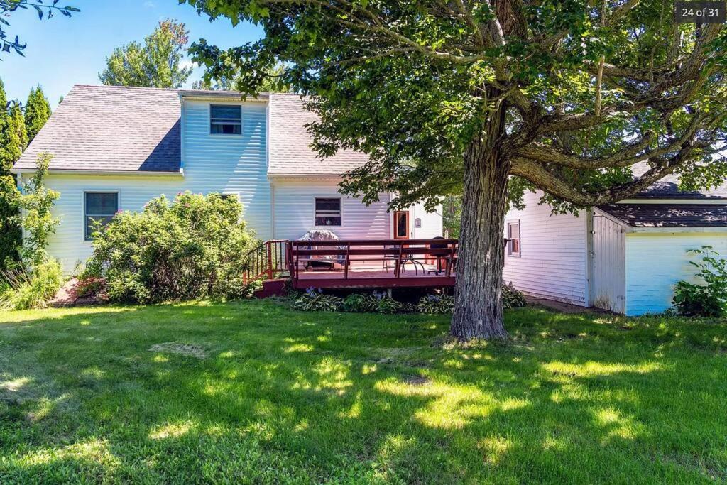 Hotel Spacious Country Home, Hot Tub, Fire Pit, Deck - Image 1