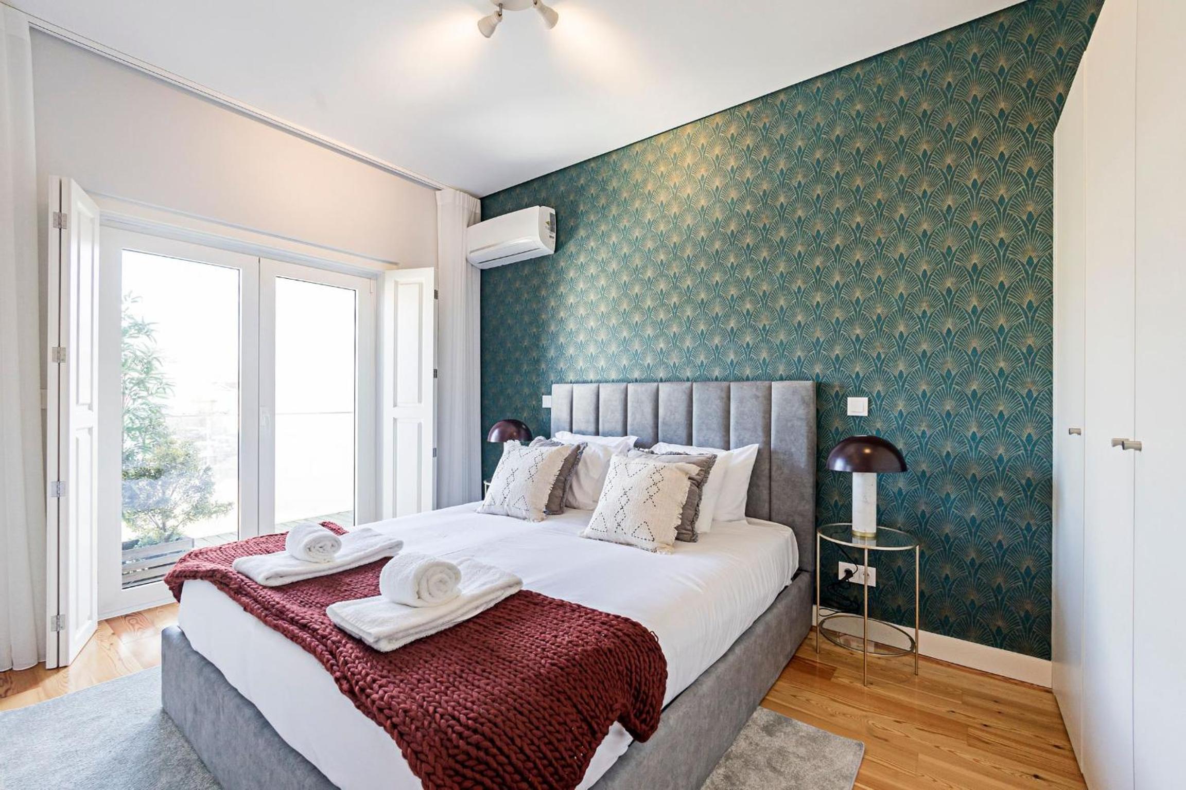 Bonfim Elegant Duplex w/ AC by LovelyStay view 2