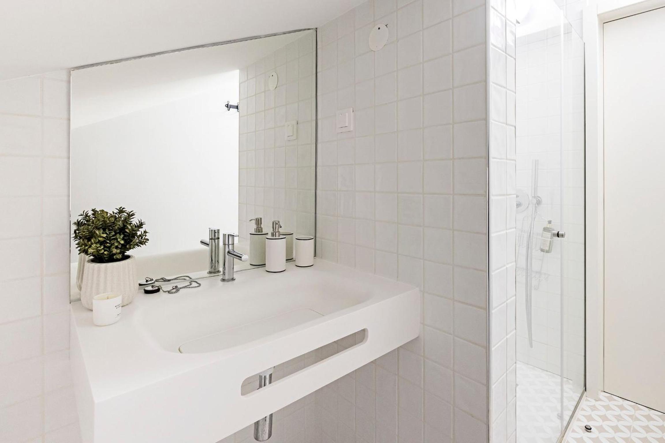Bonfim Elegant Duplex w/ AC by LovelyStay view 5