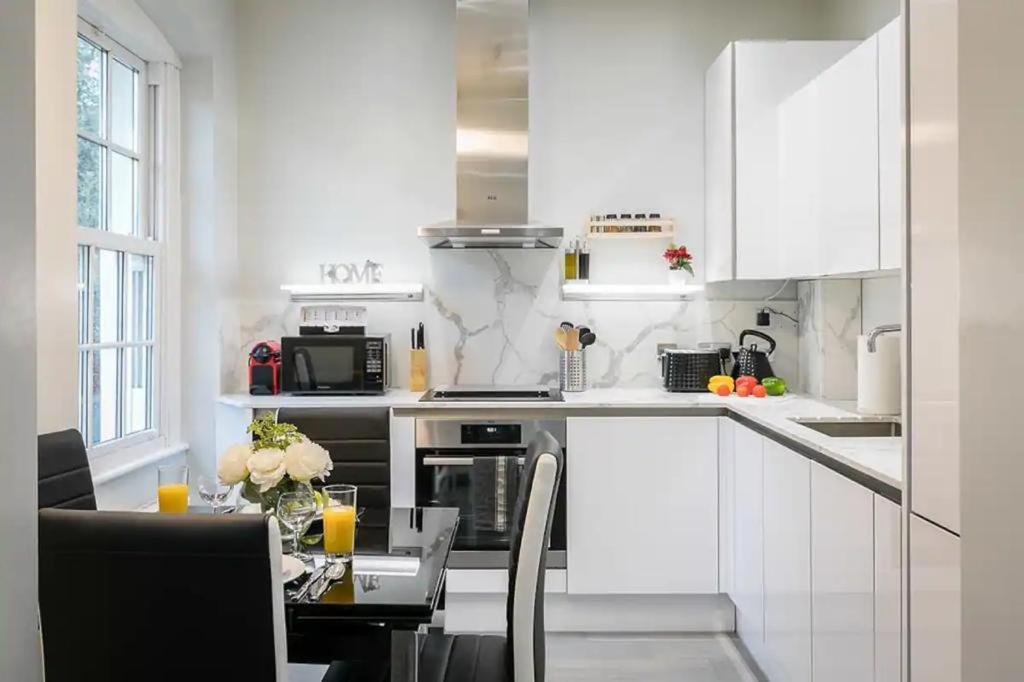 Modern 3 and 2 bedroom flat in central london with installed AC