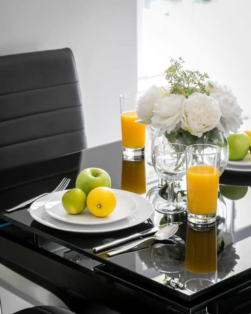 Modern 3 and 2 bedroom flat in central london with installed AC