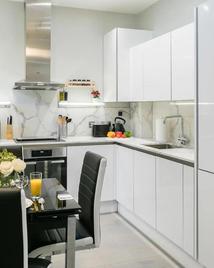 Modern 3 and 2 bedroom flat in central london with installed AC