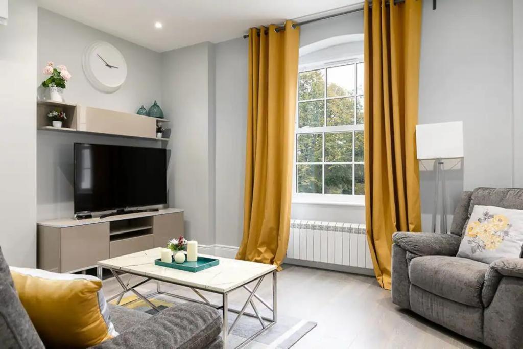 Modern 3 and 2 bedroom flat in central london with installed AC