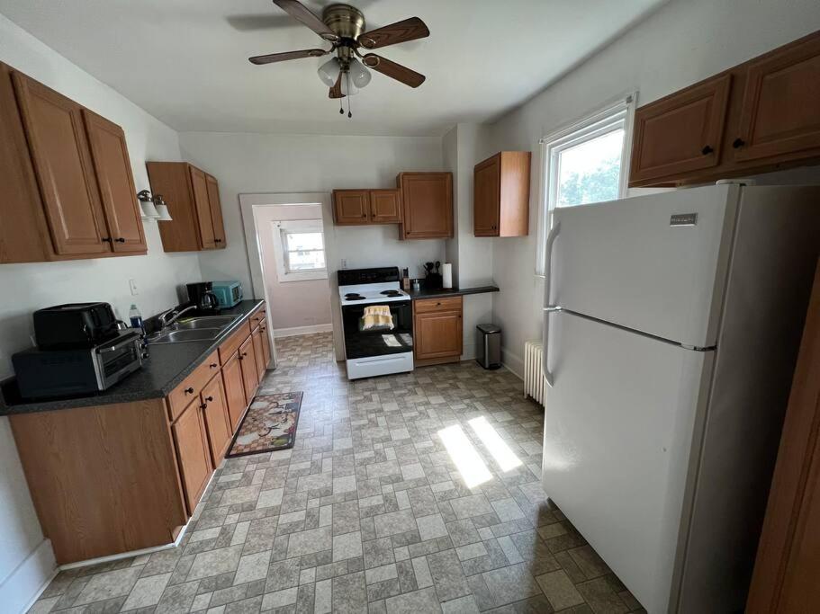 The Purple Door apt in the heart of Radford city view 4