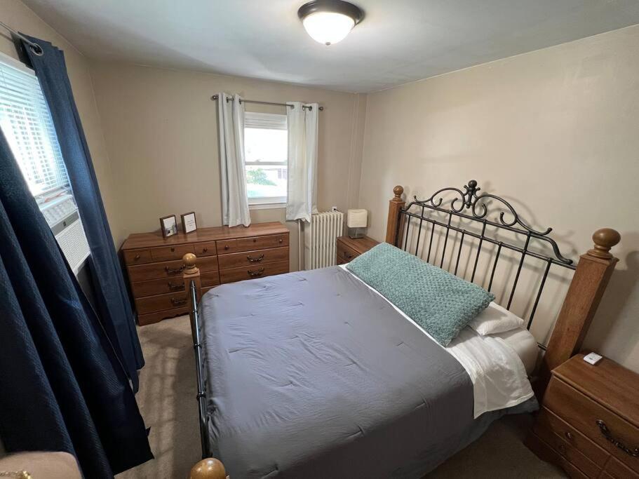 The Purple Door apt in the heart of Radford city view 5