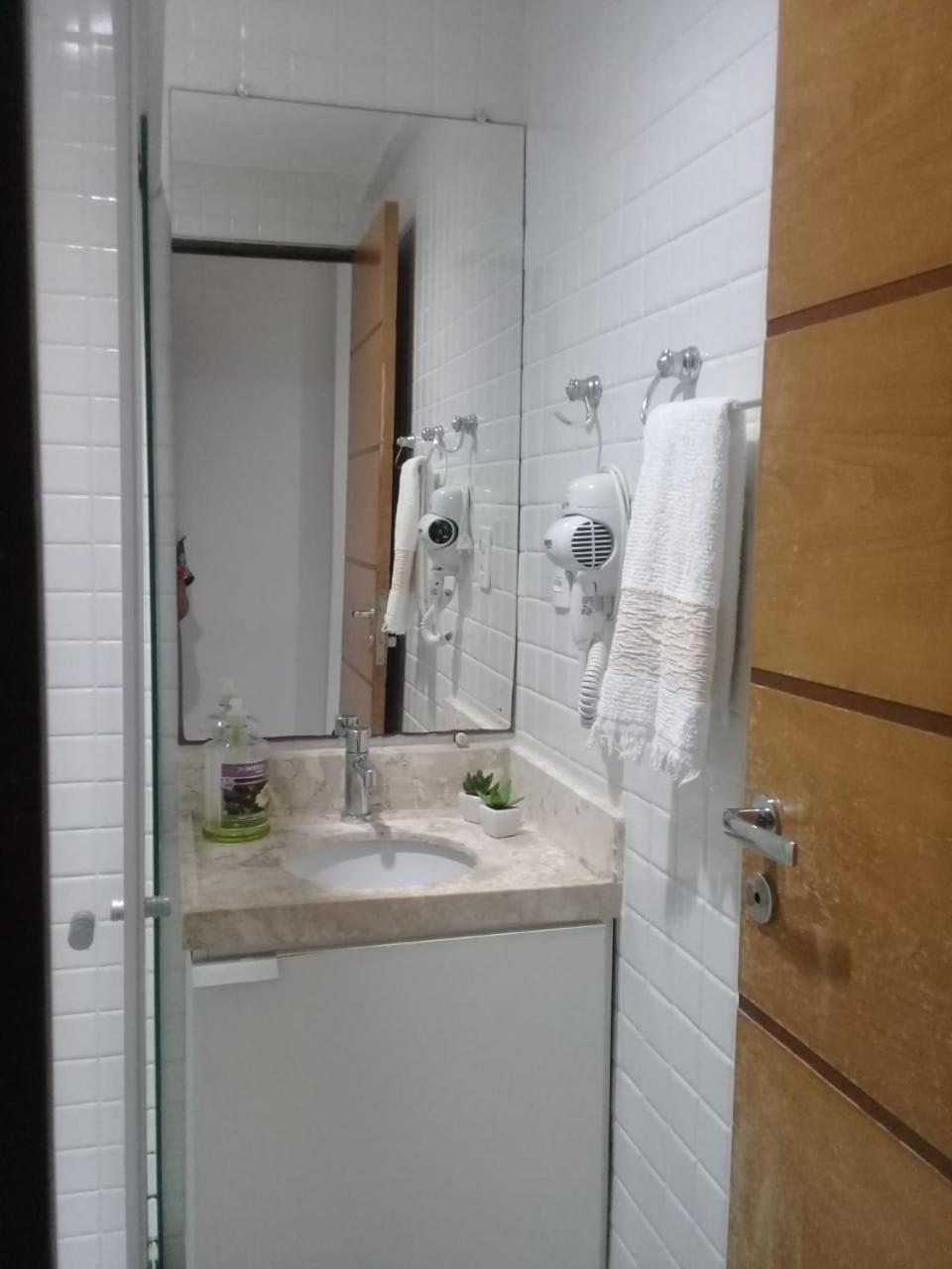 Flat com varanda beira-mar, apt 102