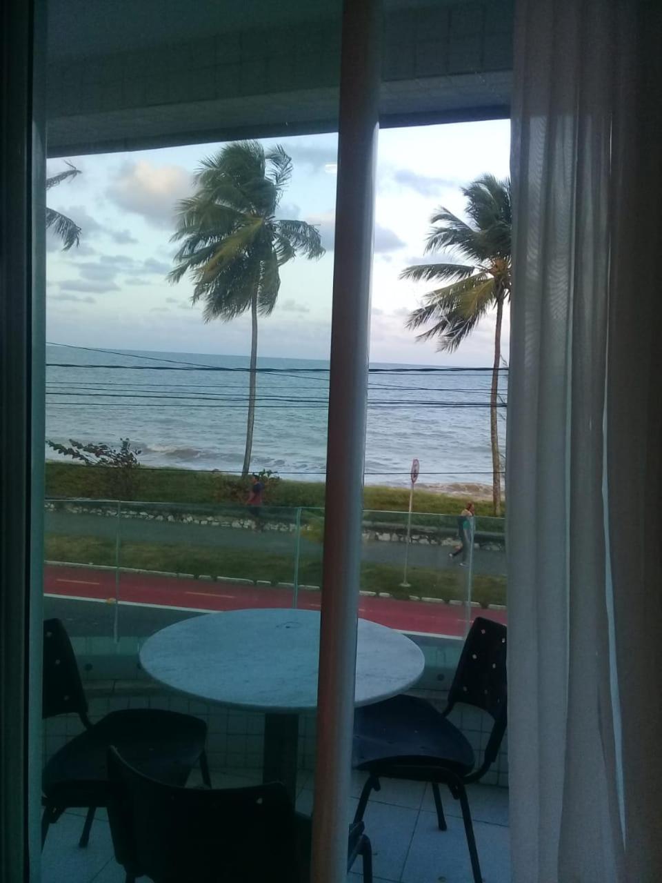 Flat com varanda beira-mar, apt 102