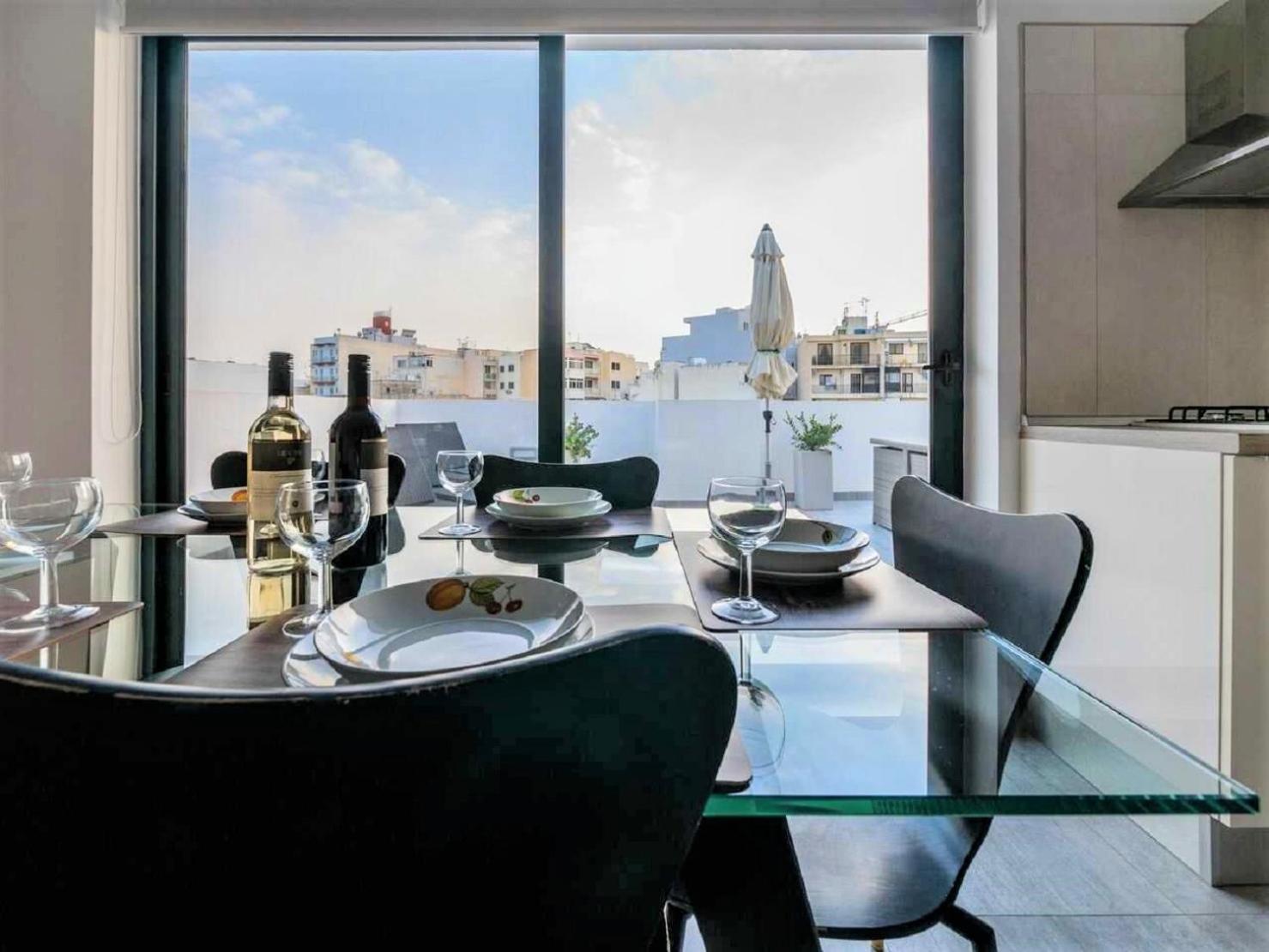 Bugibba Deluxe Penthouse with terrace & communal swimming pool photo 3