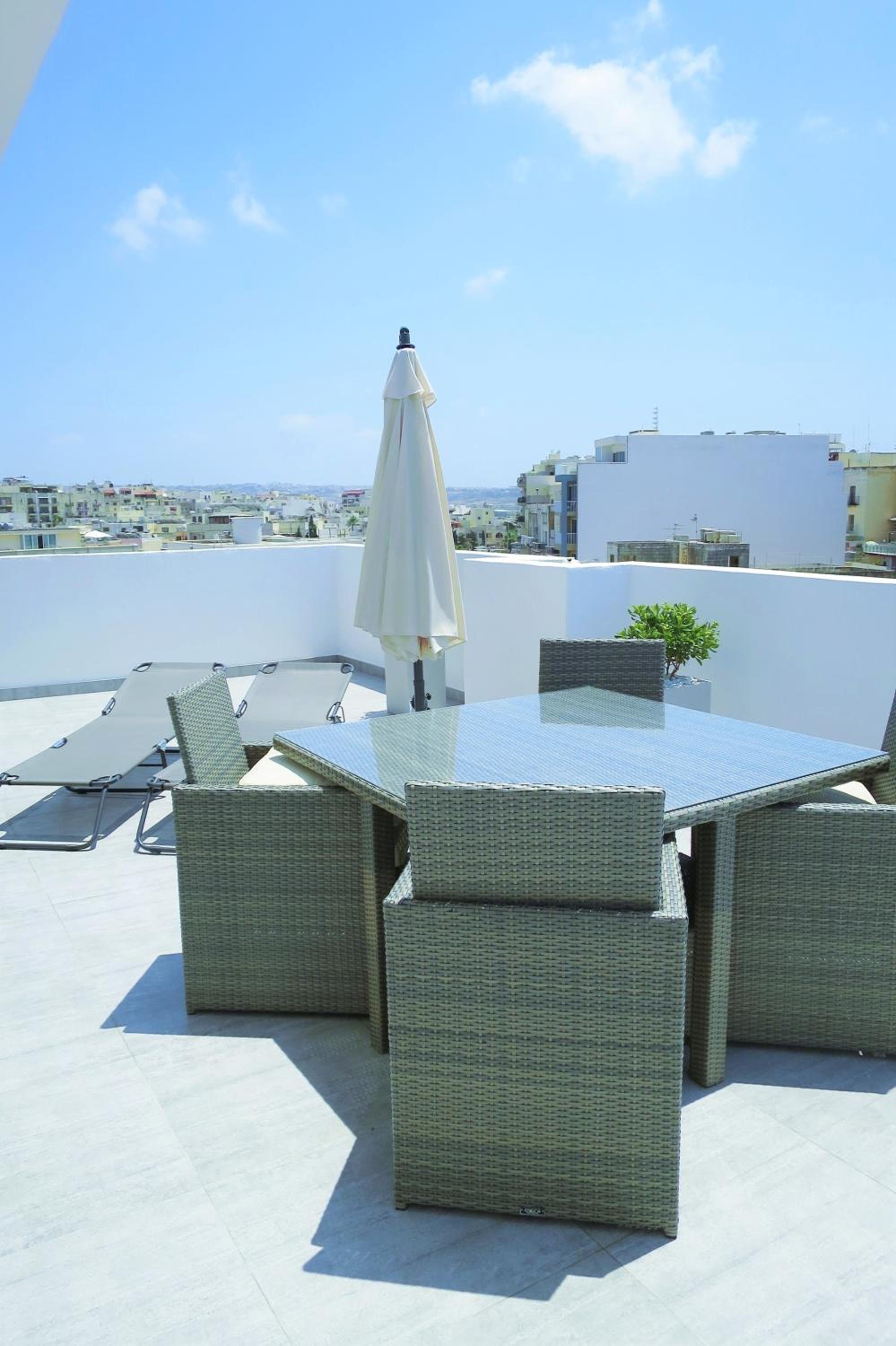 Bugibba Deluxe Penthouse with terrace & communal swimming pool photo 4