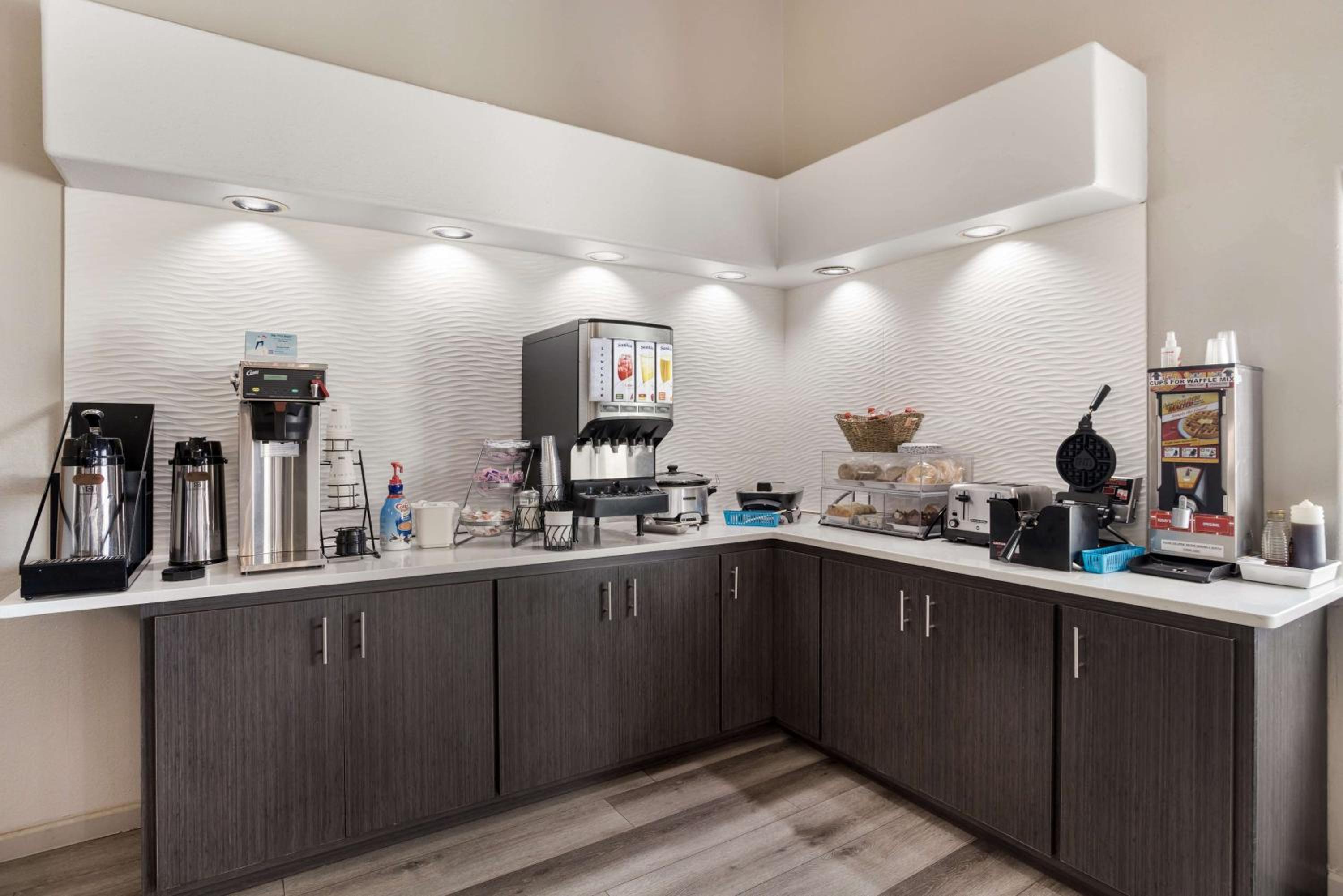Grants Vacations - SureStay Hotel by Best Western Grants - Property Image 7