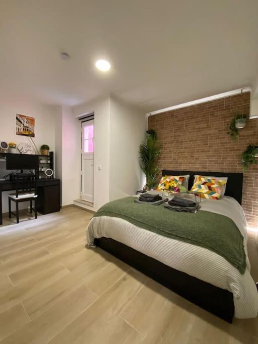 Artsy Getaway - Unbeatable Location! Great for Couples & Digital Nomads