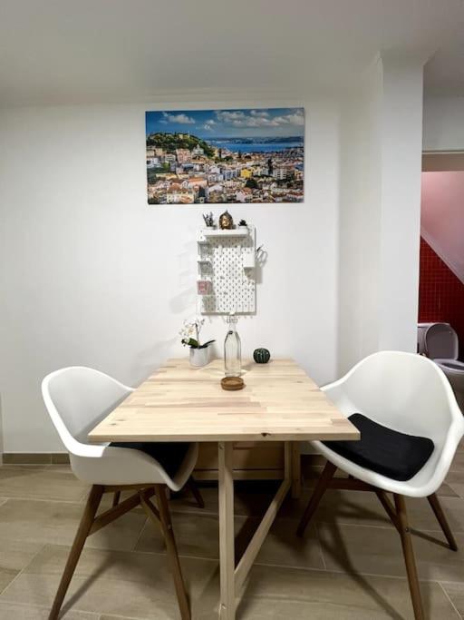Artsy Getaway - Unbeatable Location! Great for Couples & Digital Nomads photo 2