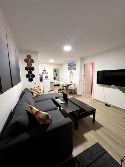 Artsy Getaway - Unbeatable Location! Great for Couples & Digital Nomads