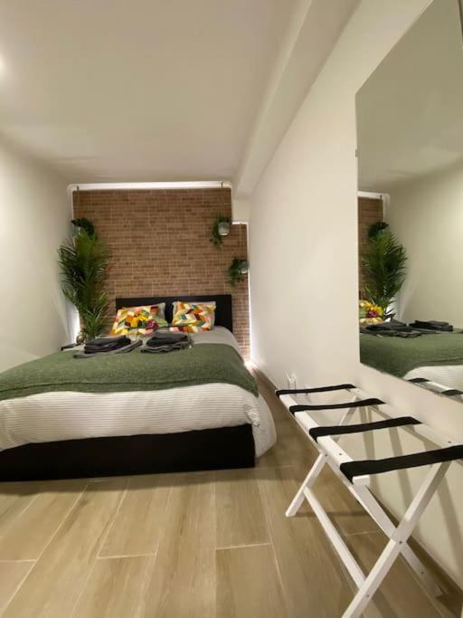 Artsy Getaway - Unbeatable Location! Great for Couples & Digital Nomads