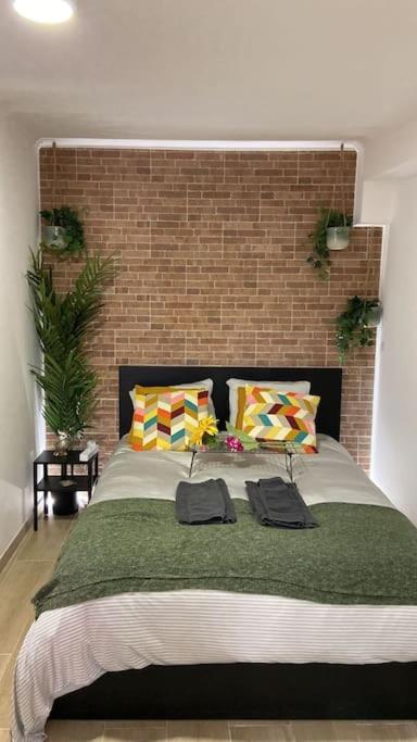 Artsy Getaway - Unbeatable Location! Great for Couples & Digital Nomads