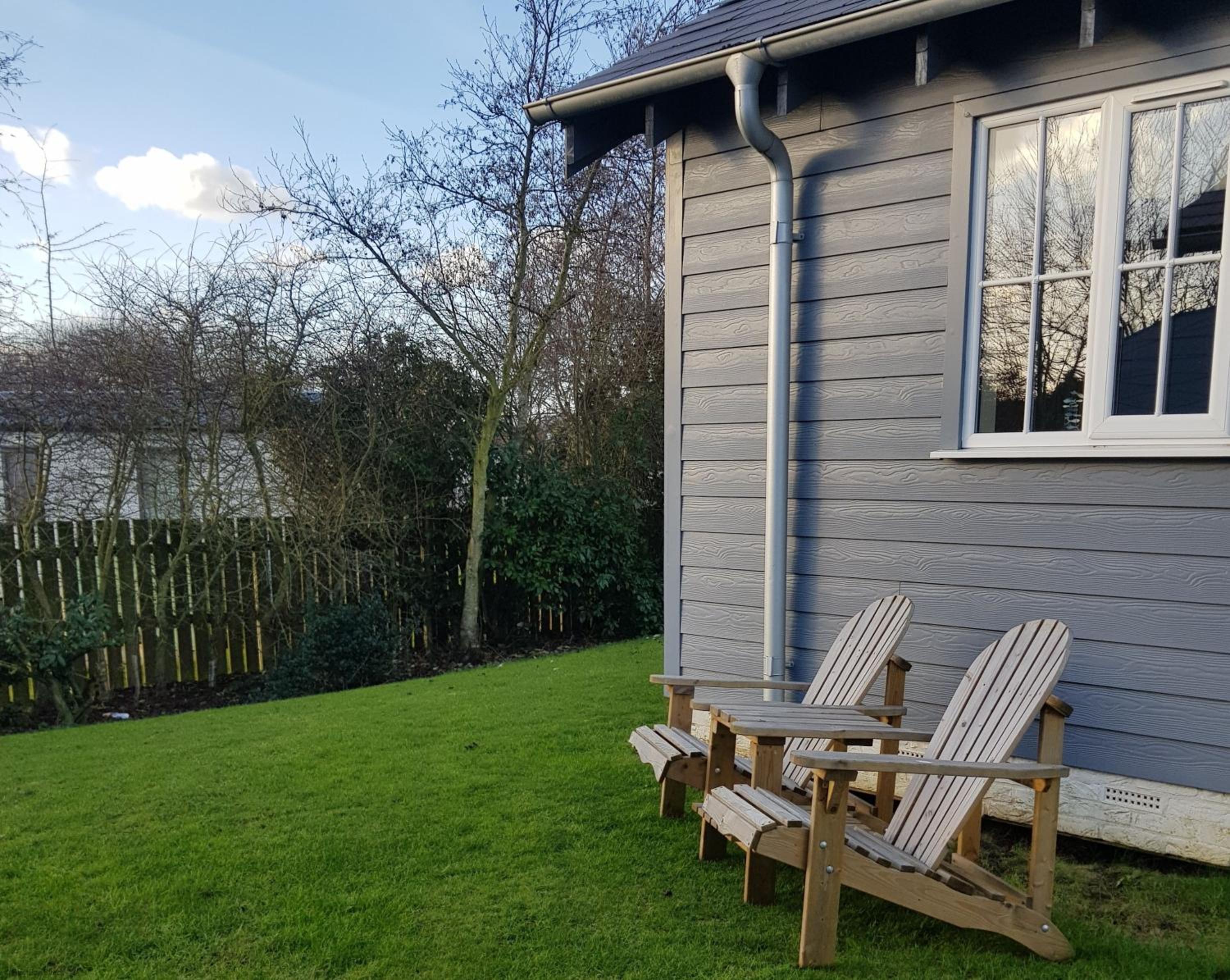 The Blue Anchor, The Bay, 2 bedrooms with ensuites, parking for 2 cars, 2 dogs welcome