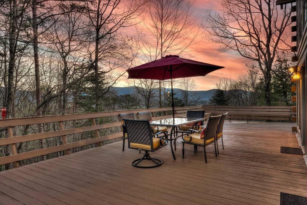 Blue Ridge Bliss- Spacious Cabin, Pets, Hot Tub!