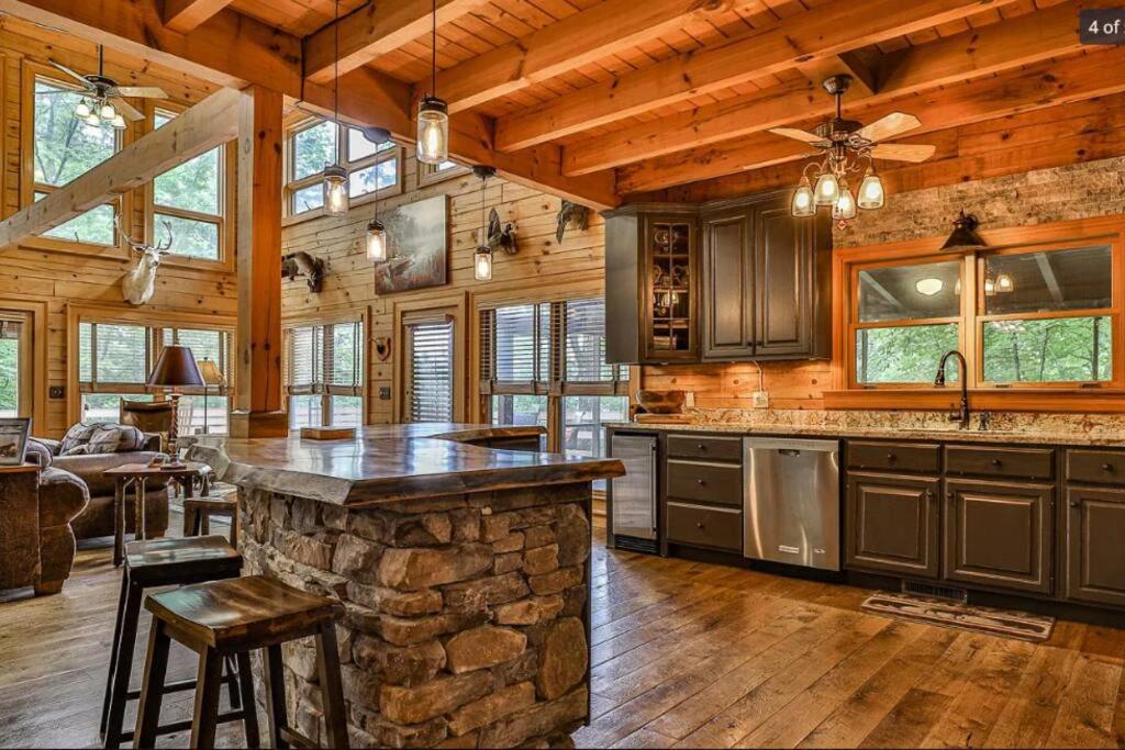 Blue Ridge Bliss- Spacious Cabin, Pets, Hot Tub!
