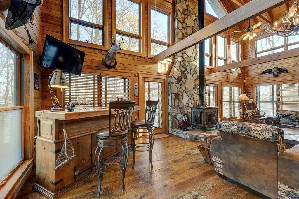 Blue Ridge Bliss- Spacious Cabin, Pets, Hot Tub!