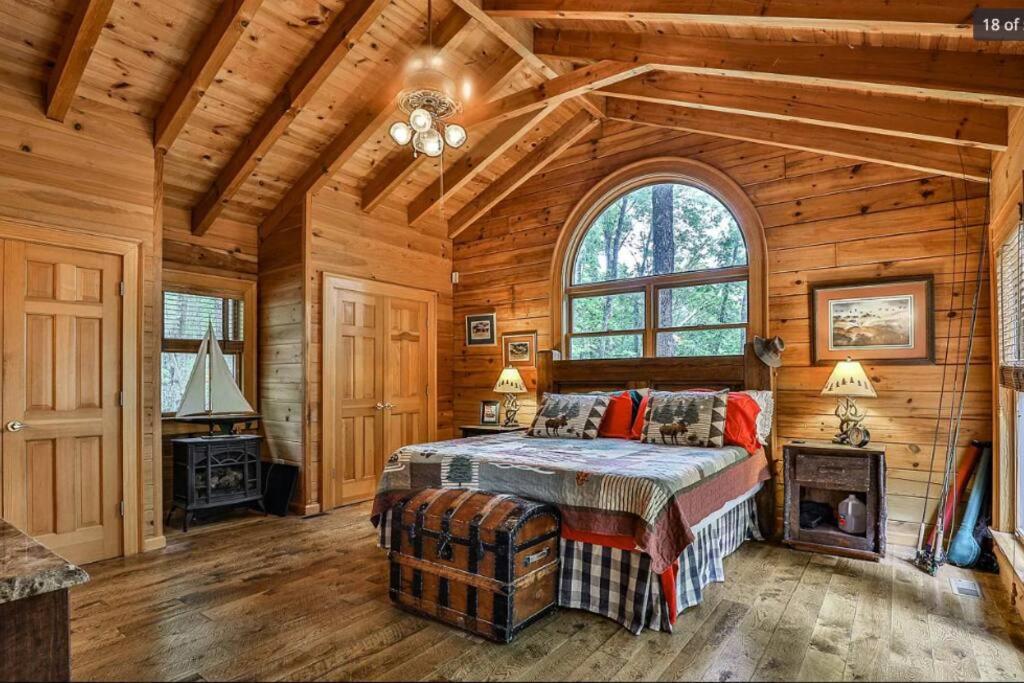 Blue Ridge Bliss- Spacious Cabin, Pets, Hot Tub!