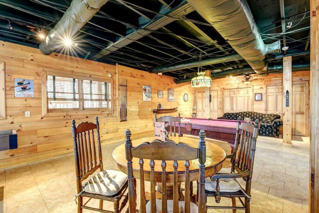 Blue Ridge Bliss- Spacious Cabin, Pets, Hot Tub!