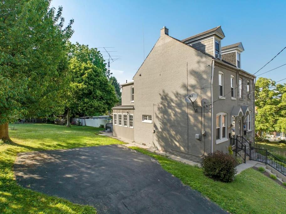 Hotel Rare City Home W/ Backyard Fire-pit & Hottub