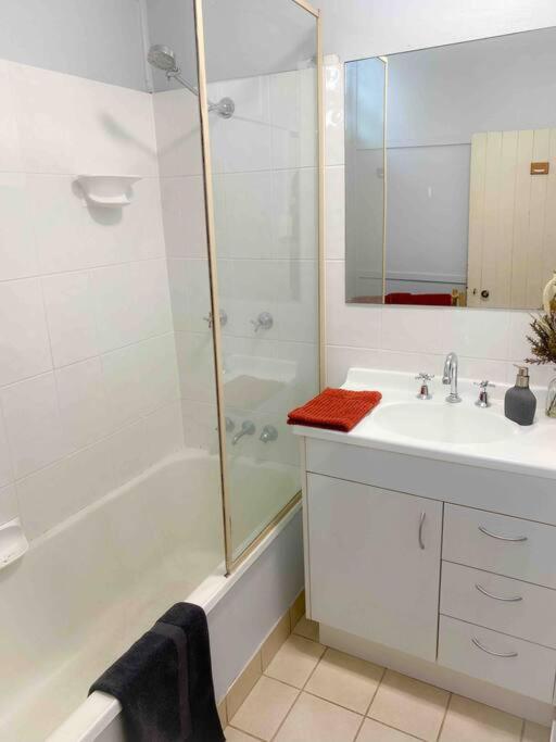 Original Pier Beach Retreat - Child Pet Friendly