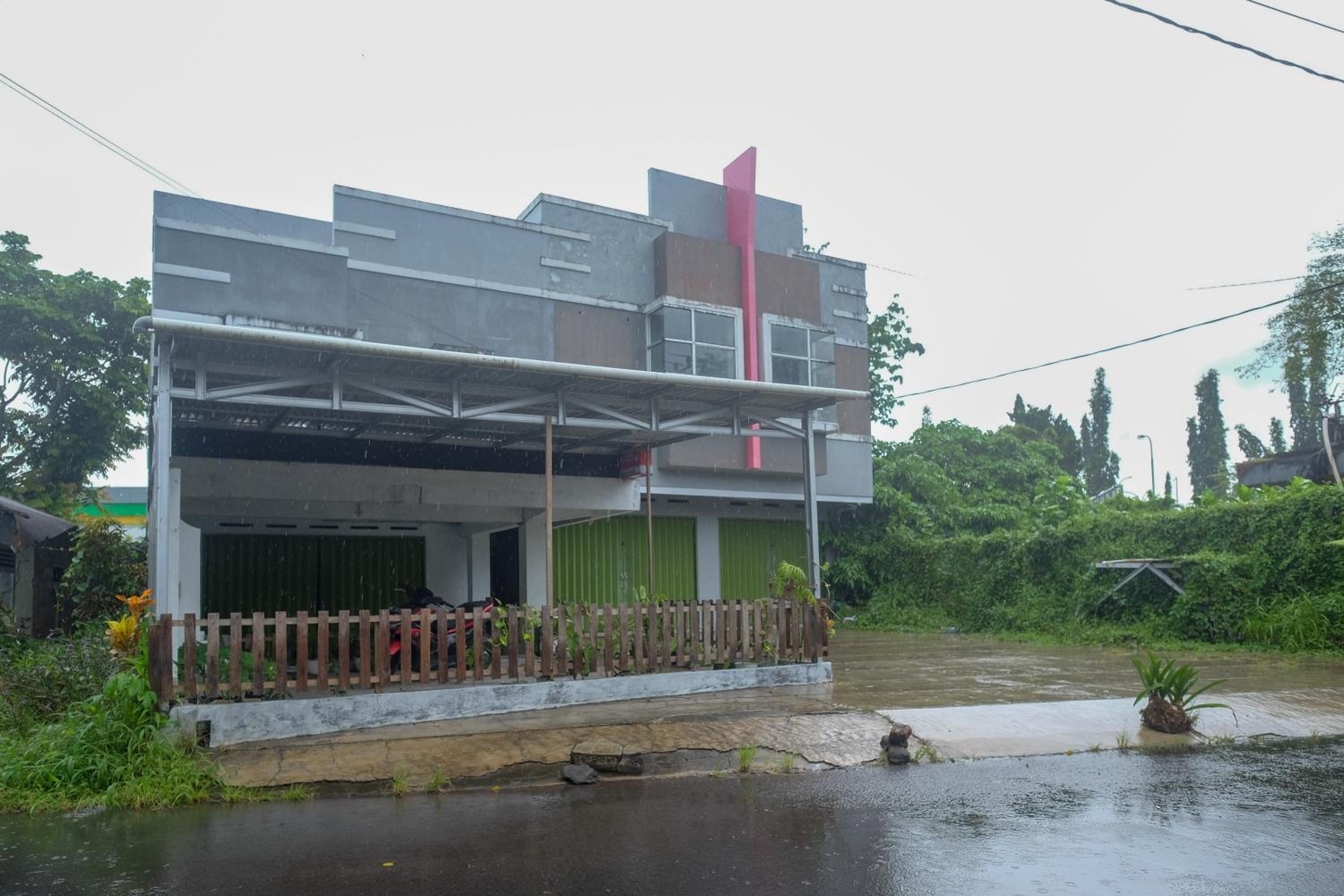 Hotel RedDoorz at Lapangan Bandara Sam Ratulangi Manado - Image 1