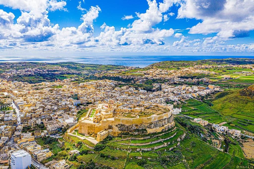 40sec walk to Xlendi Beach - Fully Air Con & Heated Brand New Central Apartment